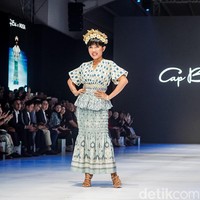 Inilah aksi mama Cinta Laura, Herdiana Kiehl saat catwalk. Herdiana tampak awet muda di usia 60-an tahun. Foto: Tsaltsabillah Khairunissa/Wolipop