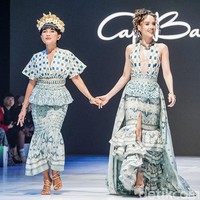 Cinta Laura dan Herdiana Kiehl tampil di Jakarta Fashion Week 2027 memeragakan busana kolaborasi Cap Bali x Musa Widyatmodjo. Foto: Tsaltsabillah Khairunissa/Wolipop