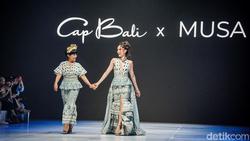 Momen Langka Cinta Laura Catwalk Bareng Mama yang Awet Muda di JFW 2027