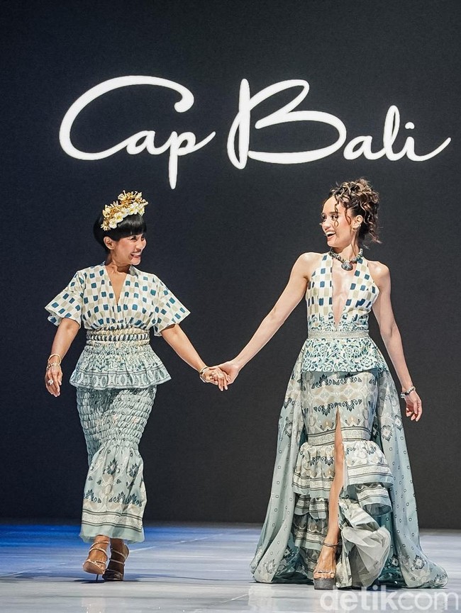 Momen Langka Cinta Laura Catwalk Bareng Mama yang Awet Muda di JFW 2027