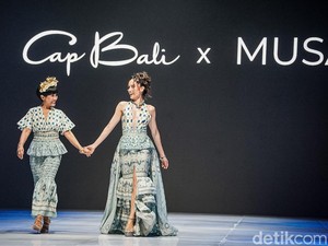 Momen Langka Cinta Laura Catwalk Bareng Mama yang Awet Muda di JFW 2027