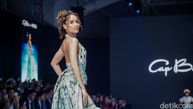Pertamakali catwalk dengan ibunda menjadi pengalaman berkesan dan tak terlupakan untuk Cinta Laura meskipun sang mama kerap lupa pengaturan posisi saat fashion show. “Seru tadi pengalamannya, walau mama aku agak lupa-lupa,” ujar Cinta. Foto: Tsaltsabillah Khairunissa/Wolipop Pertamakali catwalk dengan ibunda menjadi pengalaman berkesan dan tak terlupakan untuk Cinta Laura meskipun sang mama kerap lupa pengaturan posisi saat fashion show. “Seru tadi pengalamannya, walau mama aku agak lupa-lupa,” ujar Cinta. Foto: Tsaltsabillah Khairunissa/Wolipop