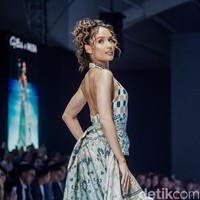 Pertamakali catwalk dengan ibunda menjadi pengalaman berkesan dan tak terlupakan untuk Cinta Laura meskipun sang mama kerap lupa pengaturan posisi saat fashion show. &ldquo;Seru tadi pengalamannya, walau mama aku agak lupa-lupa,&rdquo; ujar Cinta. Foto: Tsaltsabillah Khairunissa/Wolipop