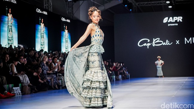 Cinta Laura mengungkapkan rasa bangganya bisa catwalk bareng mama tercinta. “Aku bangga banget sama mama aku. Karena perdana jalan di catwalk langsung di JFW,” ujar bintang film The Ninth Passenger itu. Foto: Tsaltsabillah Khairunissa/Wolipop Cinta Laura mengungkapkan rasa bangganya bisa catwalk bareng mama tercinta. “Aku bangga banget sama mama aku. Karena perdana jalan di catwalk langsung di JFW,” ujar bintang film The Ninth Passenger itu. Foto: Tsaltsabillah Khairunissa/Wolipop