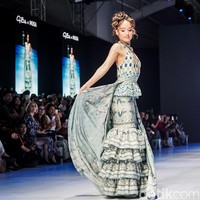 Cinta Laura mengungkapkan rasa bangganya bisa catwalk bareng mama tercinta. &ldquo;Aku bangga banget sama mama aku. Karena perdana jalan di catwalk langsung di JFW,&rdquo; ujar bintang film The Ninth Passenger itu. Foto: Tsaltsabillah Khairunissa/Wolipop