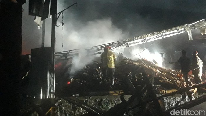 Damkar melakukan pemadaman kebakaran pabrik tripleks di Musuk, Boyolali, Rabu (28/10/2026) malam. Damkar melakukan pemadaman kebakaran pabrik tripleks di Musuk, Boyolali, Rabu (28/10/2026) malam.