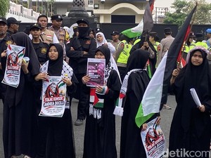 Massa di Semarang Tolak Konser Andrea Bocelli di Borobudur