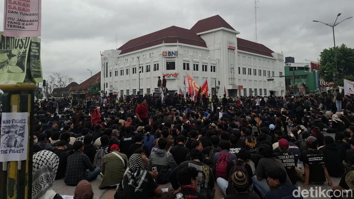 Demo Mahasiswa Massa dari berbagai elemen saat menggelar aksi di Titik Nol Km Jogja, Rabu (28/10/2026).