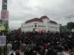 Massa Aksi Sampaikan Aspirasi di Titik Nol Jogja Sore Ini