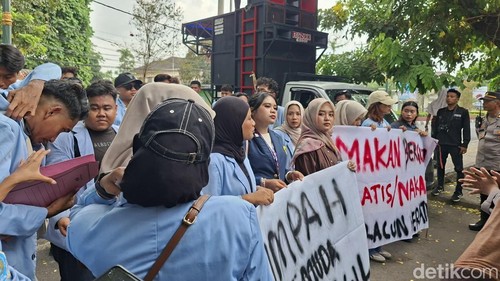 Puluhan mahasiswa dari Aliansi Mahasiswa dan Rakyat NTB menggelar aksi unjuk rasa di depan Gedung DPRD Provinsi NTB, Rabu (28/10/2026).