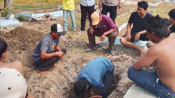 Demokrasi semestinya turut mengajarkan toleransi dan saling menghargai. Namun, di Bekasi, perbedaan pilihan berujung pemindahan makam. (dok Istimewa)