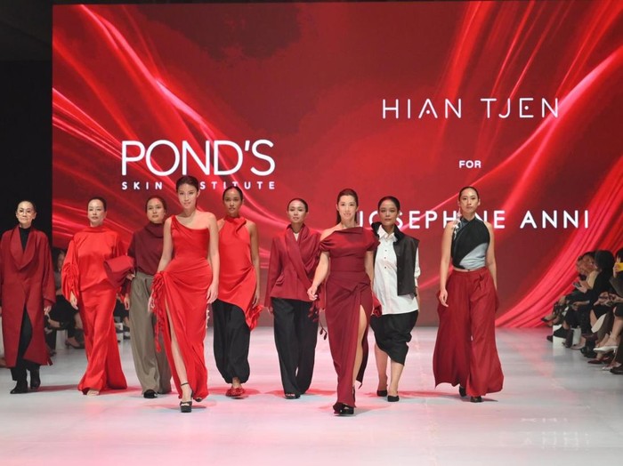 Detail koleksi Memento Hian Tjen x Josephine Anni menonjolkan estetika bunga Calla Lily lewat siluet tegas-anggun, palet monokrom, serta tekstur lipit elegan di PONDS Age Miracle Runway.