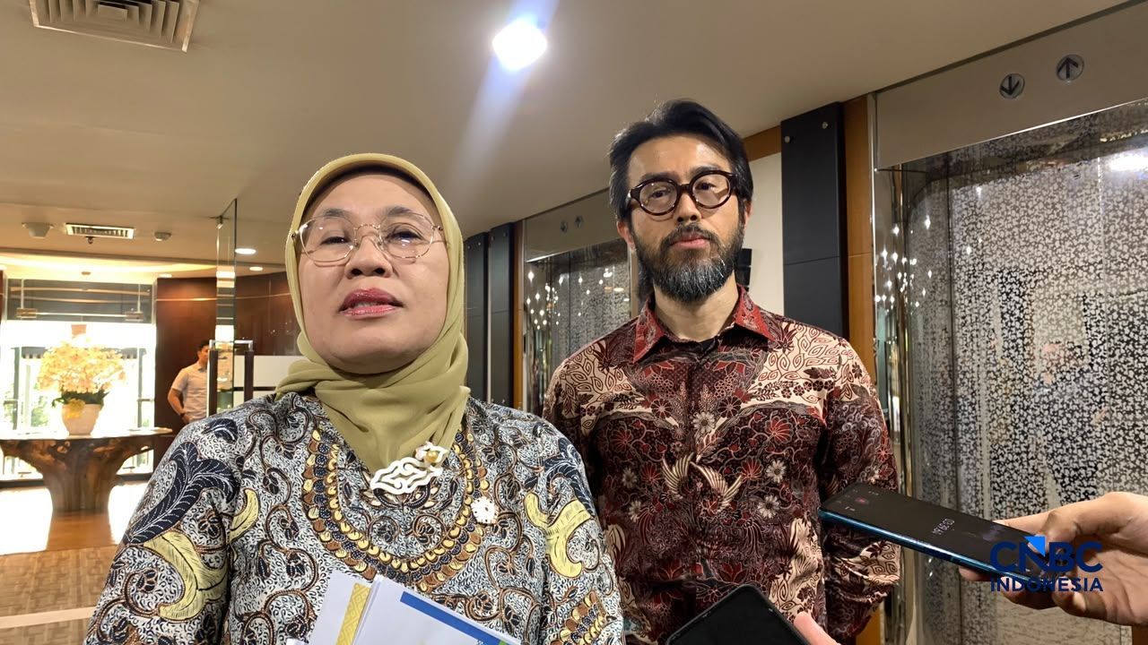 Direktur Jenderal Industri Kecil, Menengah, dan Aneka Kementerian Perindustrian Reni Yanita (kiri) dan Wakil Ketua Asosiasi Produsen Perhiasaan Indonesia Arief Budiman (kanan) saat ditemui di kantor Kementerian Perindustrian, Jakarta Selatan, Rabu (28/10/2026). (CNBC Indonesia/Fergi Nadira)