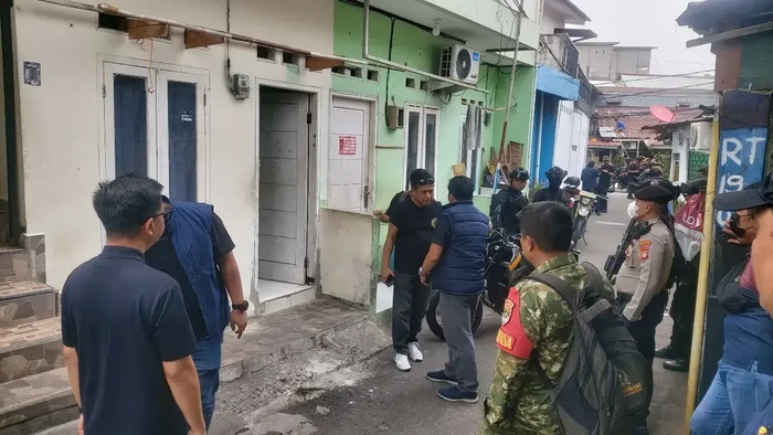 Ditresnarkoba Polda Metro Jaya bersama tim gabungan menggerebek Kampung Berland, Matraman, Jakarta Timur. Sebanyak 8 orang diamankan petugas. (dok Polsek Matraman) Ditresnarkoba Polda Metro Jaya bersama tim gabungan menggerebek Kampung Berland, Matraman, Jakarta Timur. Sebanyak 8 orang diamankan petugas. (dok Polsek Matraman)