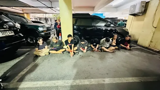 Ditresnarkoba Polda Metro Jaya bersama tim gabungan menggerebek Kampung Berland, Matraman, Jakarta Timur. Sebanyak 8 orang diamankan petugas. (dok Polsek Matraman)