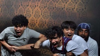 Kompak banget kalau urusan teriak! Empat pria ini langsung berubah jadi paduan suara dadakan saat ketakutan. Mulut menganga semua, nyali entah ke mana. Foto: Boredpanda