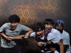 Ekspresi Ketakutan di Rumah Hantu Malah Bikin Ngakak