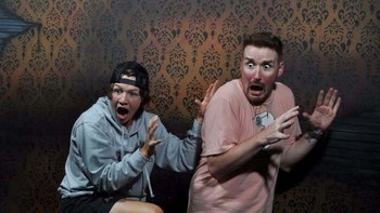 Ini rumah hantu atau audisi ekspresi paling heboh? Dua pria ini sama-sama terkejut sampai tangan ikut bergerak. Sepertinya jantung sudah mau copot! Foto: Boredpanda