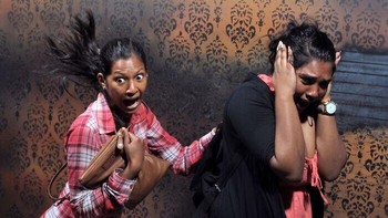 Persahabatan diuji saat hantu muncul! Yang satu menjerit sampai rambut terbang, sementara temannya memilih menutup telinga. Pegangan boleh, asal jangan ditinggal lari! Foto: Boredpanda