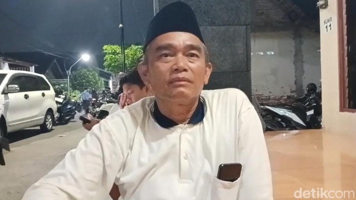 Eman, salah satu keluarga Dini ikuti rekonstruksi pembunuhan sadis di rumah Dwi Bagus, suami siri terduga pembunuh Dini dan anaknya.