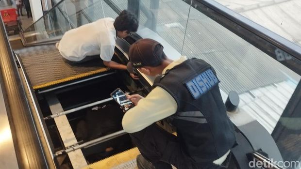 Eskalator 'mati suri' di Stasiun Bojonggede, Bogor mulai diperbaiki secara bertahap Eskalator 'mati suri' di Stasiun Bojonggede, Bogor mulai diperbaiki secara bertahap, Rabu (28/10/2026).