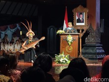 Eks Penari Latar World Tour Madonna Eko Pece Dikukuhkan Guru Besar ISI Solo