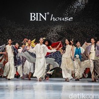 Obin yang menyebut dirinya sebagai Tukang Kain tersebut menampilkan ragam gaya, termasuk kebaya yang romantis hingga rock n roll. Foto: Tsaltsabillah Khairunissa