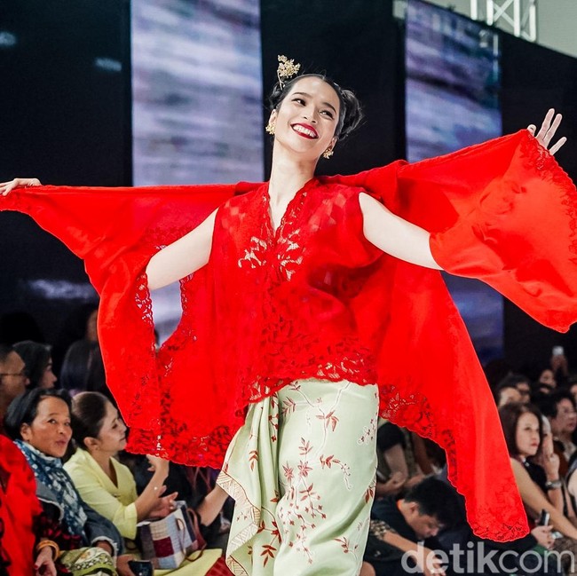 Potret Kebaya Terbaru Obin di JFW 2027: Gaya Romantis Sampai Rock n Roll!