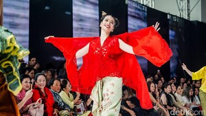 Potret Kebaya Terbaru Obin di JFW 2027: Gaya Romantis Sampai Rock n Roll!