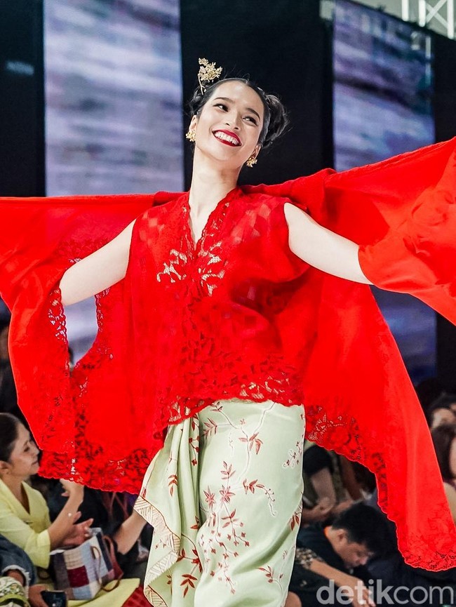 Potret Kebaya Terbaru Obin di JFW 2027: Gaya Romantis Sampai Rock n Roll!