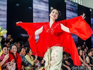 Potret Kebaya Terbaru Obin di JFW 2027: Gaya Romantis Sampai Rock n Roll!