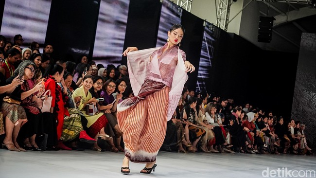 Inspirasi padu padan kebaya dan kain tabrak warna serta kombinasi motif yang tak biasa hadir sebagai referensi gaya berbusana wastra yang jauh dari kesan kaku.Foto: Tsaltsabillah Khairunissa Inspirasi padu padan kebaya dan kain tabrak warna serta kombinasi motif yang tak biasa hadir sebagai referensi gaya berbusana wastra yang jauh dari kesan kaku.Foto: Tsaltsabillah Khairunissa