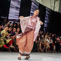 Inspirasi padu padan kebaya dan kain tabrak warna serta kombinasi&nbsp;motif yang tak biasa hadir sebagai referensi gaya berbusana wastra yang jauh dari kesan kaku.Foto: Tsaltsabillah Khairunissa