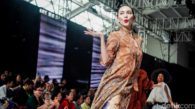 Fashion show koleksi Bin House di JFW 2027 dibuka dengan keceriaan khas Obin. Mengusung tema ‘Dari Hati ke Tangan’, koleksi kali ini merupakan luapan kreativitas untuk terus membawa wastra Nusantara relevan dengan perkembangan zaman. Foto: Tsaltsabillah Khairunissa Fashion show koleksi Bin House di JFW 2027 dibuka dengan keceriaan khas Obin. Mengusung tema ‘Dari Hati ke Tangan’, koleksi kali ini merupakan luapan kreativitas untuk terus membawa wastra Nusantara relevan dengan perkembangan zaman. Foto: Tsaltsabillah Khairunissa