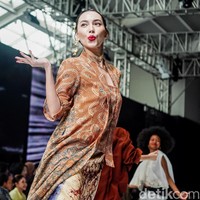 Fashion show koleksi Bin House di JFW 2027 dibuka dengan keceriaan khas Obin. Mengusung tema &lsquo;Dari Hati ke Tangan&rsquo;, koleksi kali ini merupakan luapan kreativitas untuk terus membawa wastra Nusantara relevan dengan perkembangan zaman. Foto: Tsaltsabillah Khairunissa