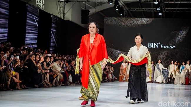 “Tahun ini seperti judulnya, di masa yang penuh gejolak, kita ingin menyuguhkan jerih payah artisan dari hati. Jadi ini adalah luapan hati yang ingin kami suguhkan bahwa pemakaian Batik bisa terus berkembang, ujar Airlangga Komara selaku Presiden Direktur BinHouse dalam konferensi pers di The Hall, PIM 3, Jakarta Selatan, Rabu, (28/10/2026). Foto: Tsaltsabillah Khairunissa “Tahun ini seperti judulnya, di masa yang penuh gejolak, kita ingin menyuguhkan jerih payah artisan dari hati. Jadi ini adalah luapan hati yang ingin kami suguhkan bahwa pemakaian Batik bisa terus berkembang, ujar Airlangga Komara selaku Presiden Direktur BinHouse dalam konferensi pers di The Hall, PIM 3, Jakarta Selatan, Rabu, (28/10/2026). Foto: Tsaltsabillah Khairunissa