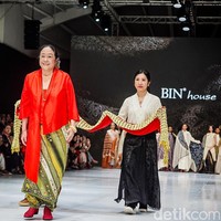 &ldquo;Tahun ini seperti judulnya, di masa yang penuh gejolak, kita ingin menyuguhkan jerih payah artisan dari hati. Jadi ini adalah luapan hati yang ingin kami suguhkan bahwa pemakaian Batik bisa terus berkembang, ujar Airlangga Komara selaku Presiden Direktur BinHouse dalam konferensi pers di The Hall, PIM 3, Jakarta Selatan, Rabu, (28/10/2026). Foto: Tsaltsabillah Khairunissa