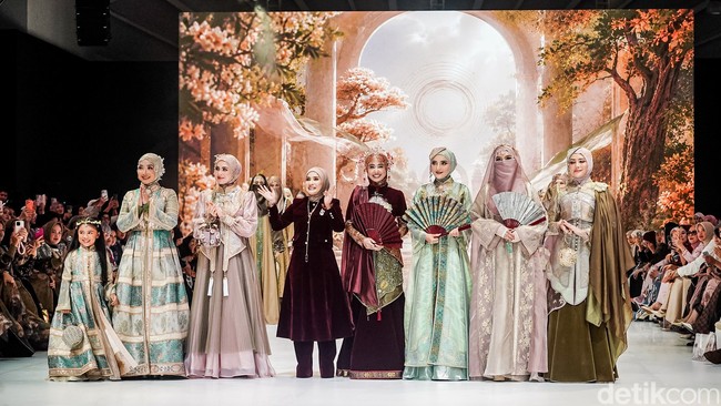 Arumi Bachsin terlihat pangling dengan penampilannya jadi model hijab. Istri wakil gubernur itu membawakan busana bernuansa pelet dengan dengan kancing oriental dan detail tassel. Foto: Tsaltsabillah Khairunissa