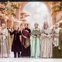 Arumi Bachsin terlihat pangling dengan penampilannya jadi model hijab. Istri wakil gubernur itu membawakan busana bernuansa pelet dengan dengan kancing oriental dan detail tassel. Foto: Tsaltsabillah Khairunissa