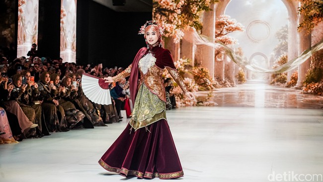 Adapun Dewi Persik yang kehadirannya juga bikin heboh di Jakarta Fashion Week. Gayanya dengan kipas saat mengenakan busana berbahan beludru jadi sorotan. Foto: Tsaltsabillah Khairunissa