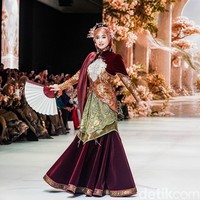 Adapun Dewi Persik yang kehadirannya juga bikin heboh di Jakarta Fashion Week. Gayanya dengan kipas saat mengenakan busana berbahan beludru jadi sorotan. Foto: Tsaltsabillah Khairunissa