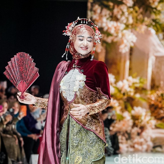 Potret Dewi Persik Hingga Arumi Bachsin Tampil Pangling Jadi Model Berhijab