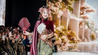 Potret Dewi Persik Hingga Arumi Bachsin Tampil Pangling Jadi Model Berhijab