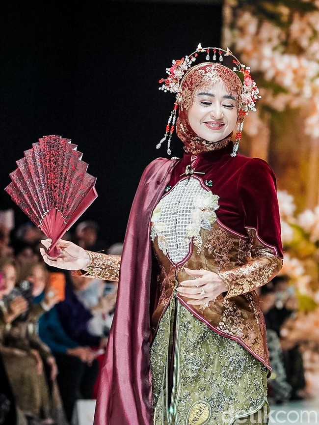 Potret Dewi Persik Hingga Arumi Bachsin Tampil Pangling Jadi Model Berhijab