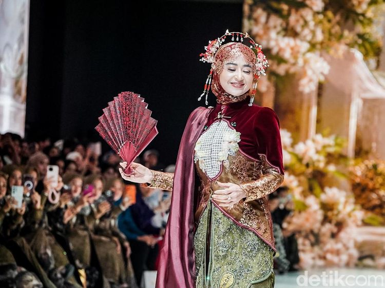 Potret Dewi Persik Hingga Arumi Bachsin Tampil Pangling Jadi Model Berhijab