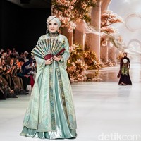 Untuk brand Lina Sukijo, Ashanti yang baru berhijab tampil sebagai model. Ia mengenakan gamis yang terinspirasi baju tradisional Tiongkok. Foto: Tsaltsabillah Khairunissa