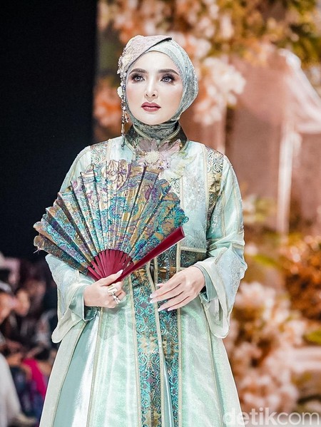 Nuansa Oriental dari 3 Brand Hijab di JFW 2027, Bertabur Model Selebriti Nuansa Oriental dari 3 Brand Hijab di JFW 2027, Bertabur Model Selebriti