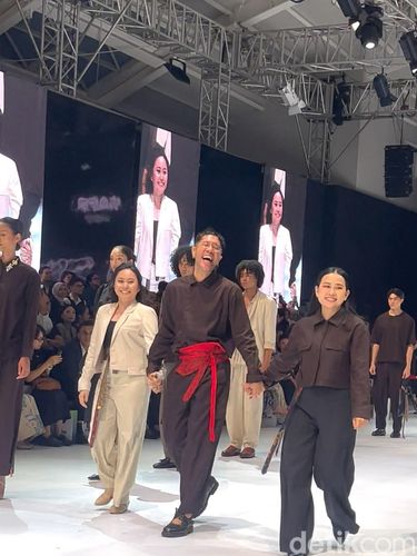 JFW 2027 hadirkan peragaan Still/Moving lewat kolaborasi Cap Bali, Manzone & Minimal, Kami., dan APR dalam mengolah serat viscose & lyocell.