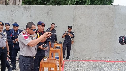 Kapolda NTT Irjen Reza Arief Dewanto menembak di  Lapangan Tembak 38 Setia milik Polres Manggarai Barat di Labuan Bajo, Rabu (28/10/2026).(Ambrosius Ardin).