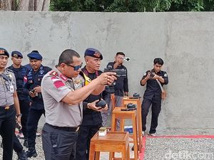 6 Tembakan Kapolda NTT Kena Target di Lapangan Tembak 38 Setia